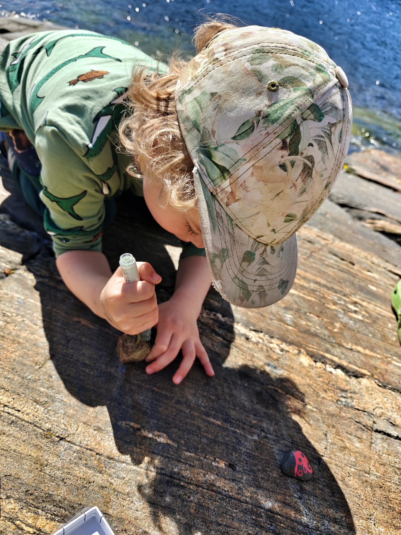 Vihdoinkin odotus palkitaan ja pääsee taas maalaamaan kiviä!