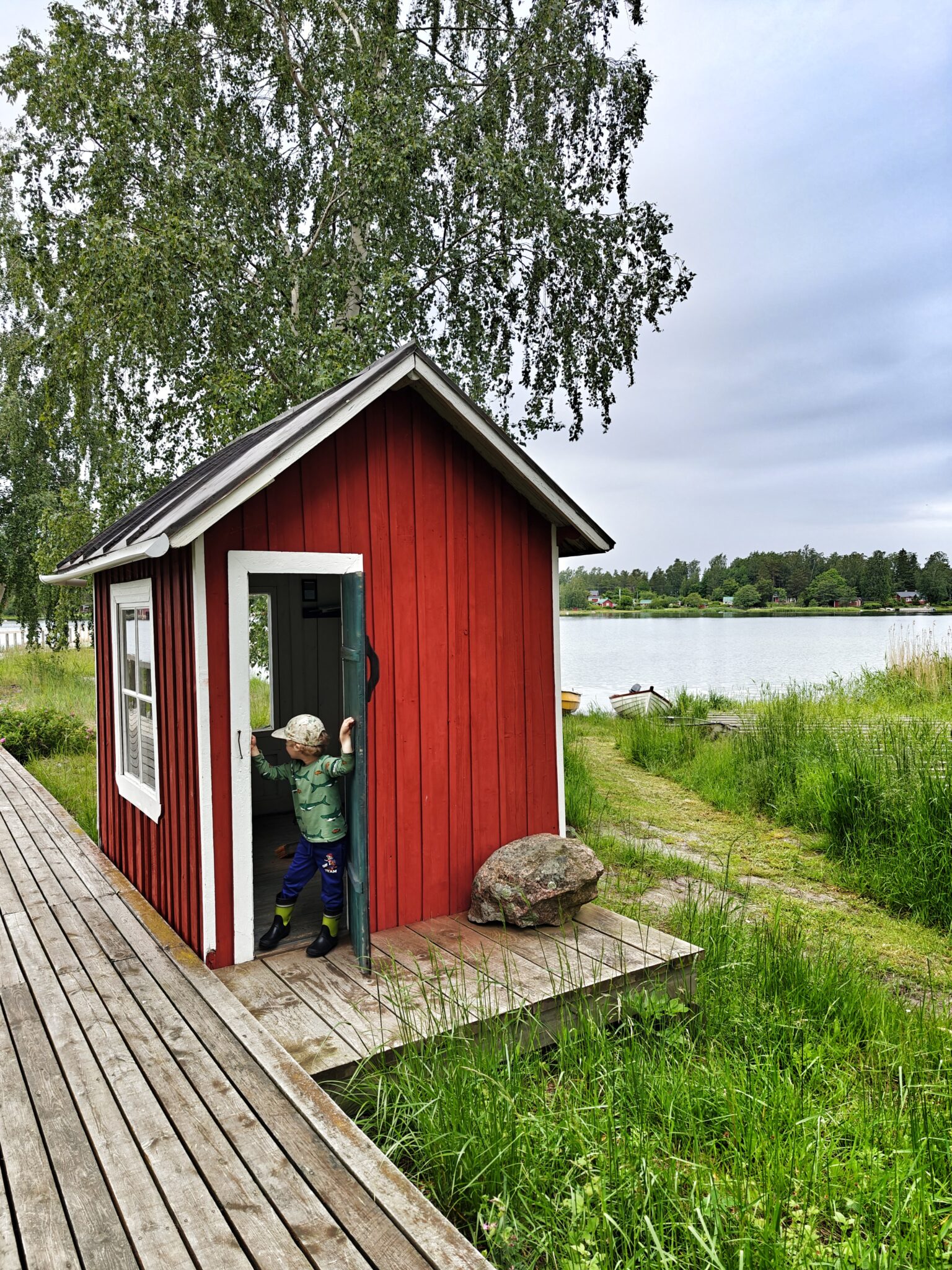 Pääsaaren vanhaa uimahuonetta voi hädän tullen käyttää sateensuojana